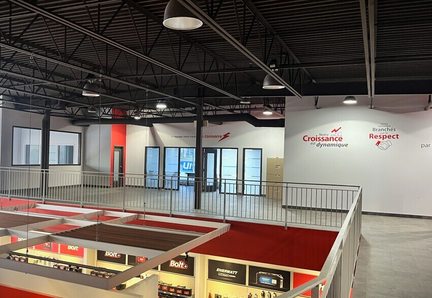 More Photos Of 4203 Rue King O, Sherbrooke Freestanding For Lease