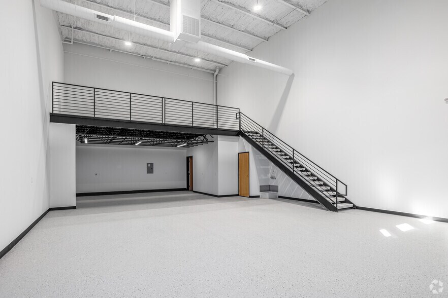 More Photos Of 7700 Broadway Ext, Oklahoma City Light Distribution For Sale