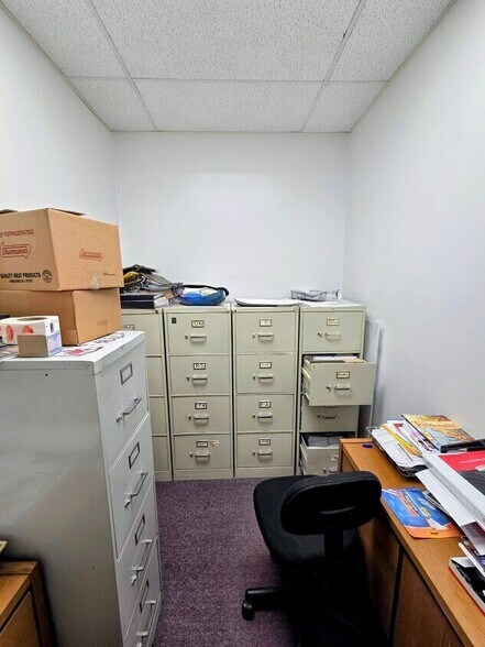More Photos Of 7810 Kingspointe Pky, Orlando Warehouse For Lease
