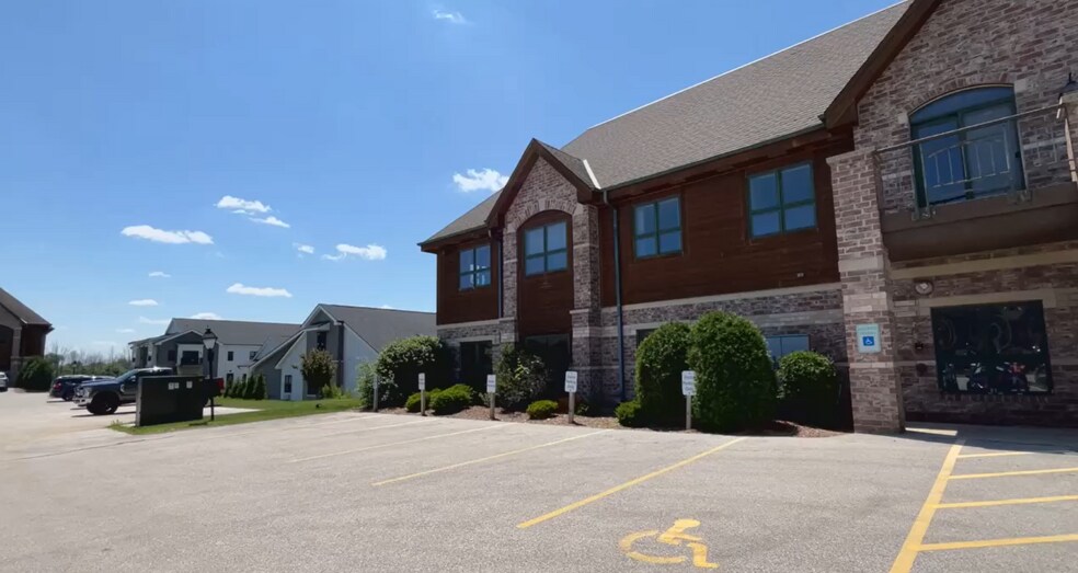 Primary Photo Of 1035 W Glen Oaks Ln, Mequon Medical For Lease