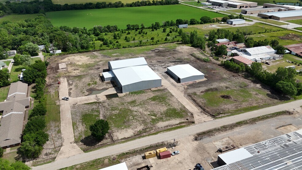 More Photos Of 1100 E 14th St, Dewey Warehouse For Lease