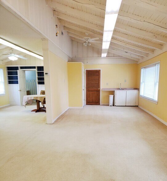 More Photos Of 250 Sunset Hills Dr, Sunrise Beach Storefront Retail Office For Sale