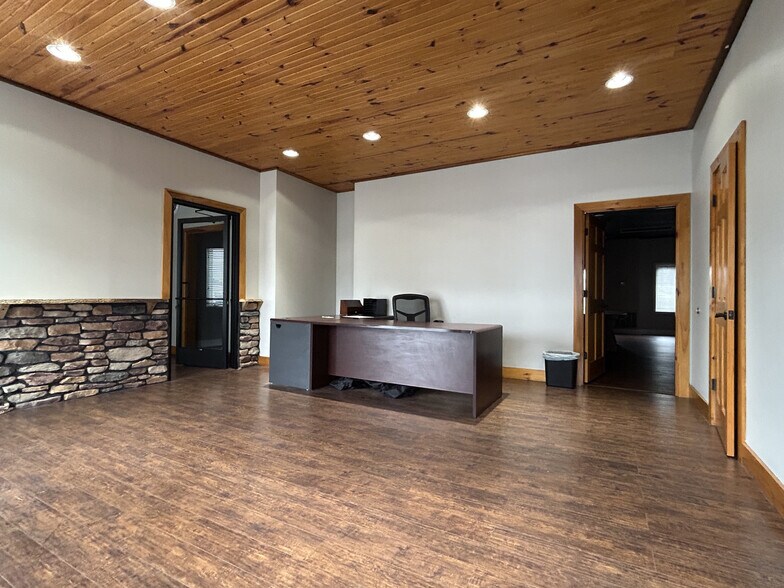 More Photos Of 188 Cal Batsel Rd, Bowling Green Office For Sale