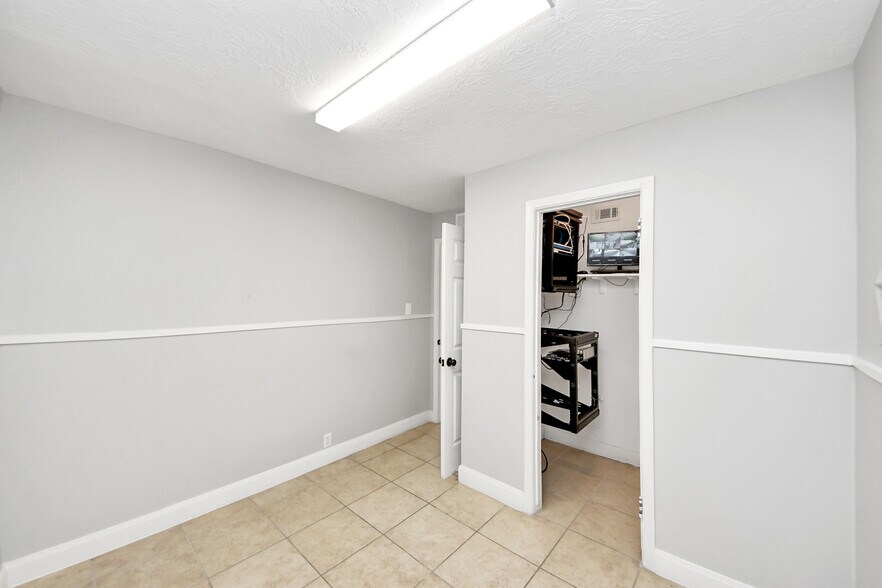 More Photos Of 2001 John St, Pasadena Office For Sale