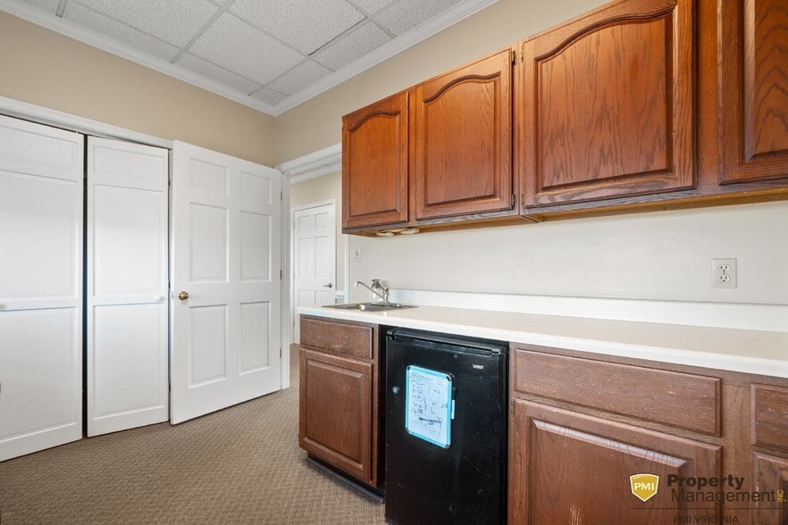 More Photos Of 5267 Greenwich Rd, Virginia Beach Office For Sale