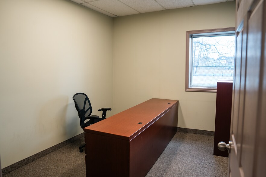 More Photos Of 200 Eastport Blvd, Hamilton Warehouse For Lease