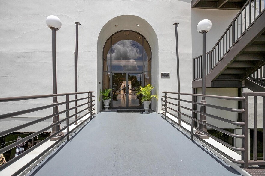 More Photos Of 100 E New York Ave, Deland Office For Lease