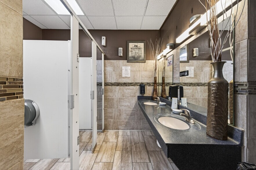 More Photos Of 17646 NE Central Ave, Ham Lake Restaurant For Sale