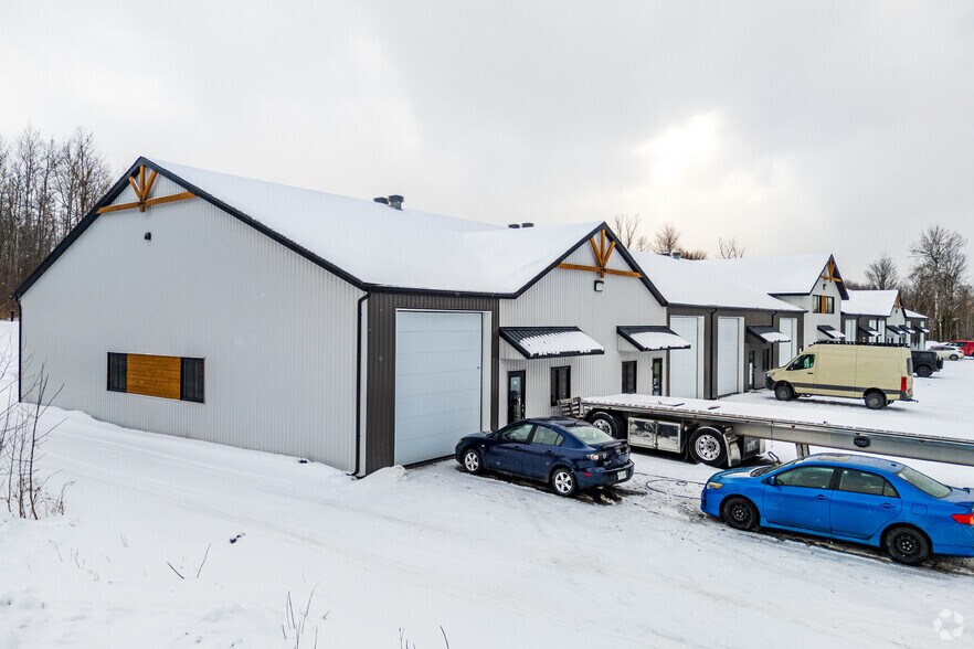 More Photos Of 2300 Rue De L'avenir, Dunham Service For Lease