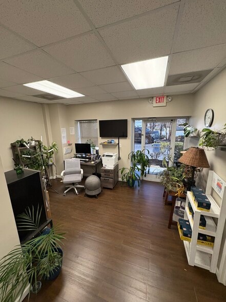 More Photos Of 2612 Larch Ln, Mount Pleasant Flex For Lease