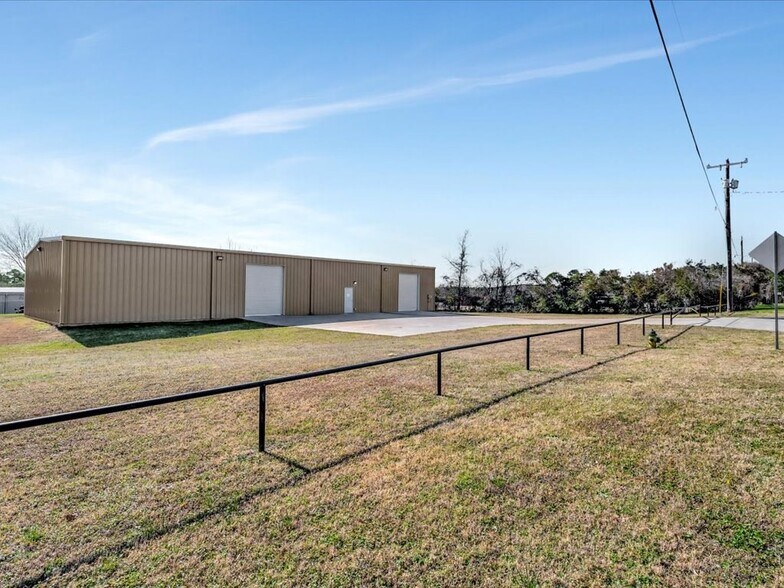 More Photos Of 1807 Webber Lufkin TX 75904 st, Lufkin Warehouse For Lease