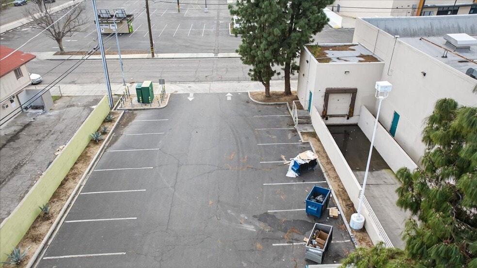 More Photos Of 3730-3780 N Blackstone Ave, Fresno Unknown For Lease