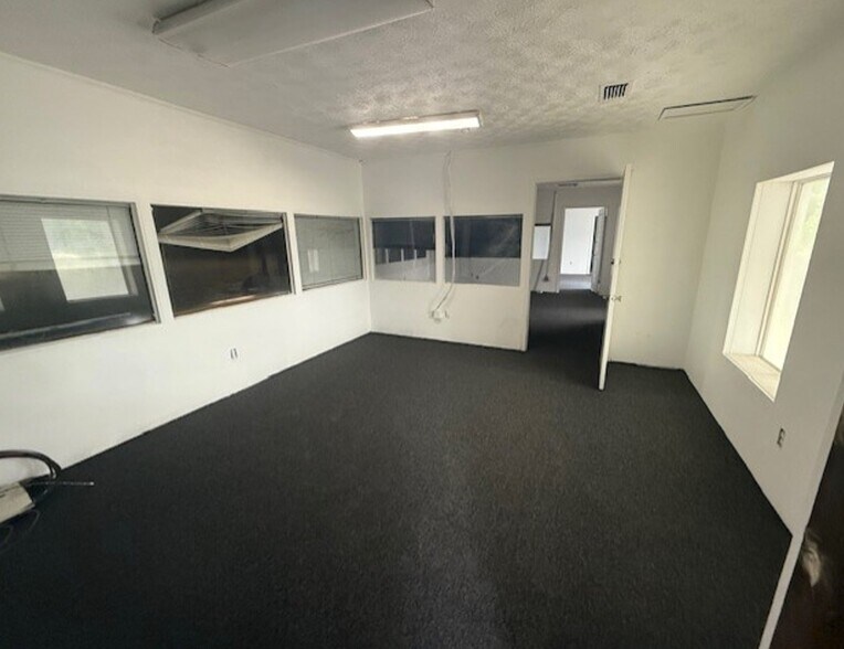 More Photos Of 479 Zoo Pky, Jacksonville Warehouse For Lease