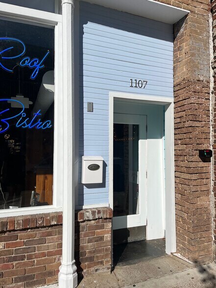 More Photos Of 1107 Jackson Ave E, Oxford Restaurant For Lease