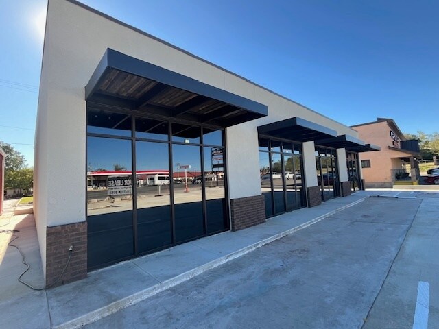 More Photos Of 808 US Highway 90 W, Castroville Freestanding For Lease