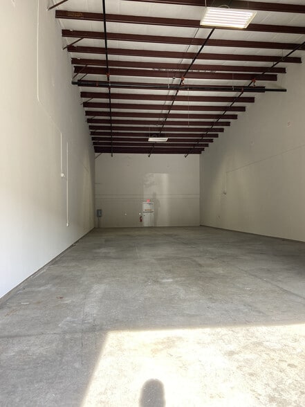 More Photos Of 5032 Forsyth Commerce Rd, Orlando Warehouse For Lease