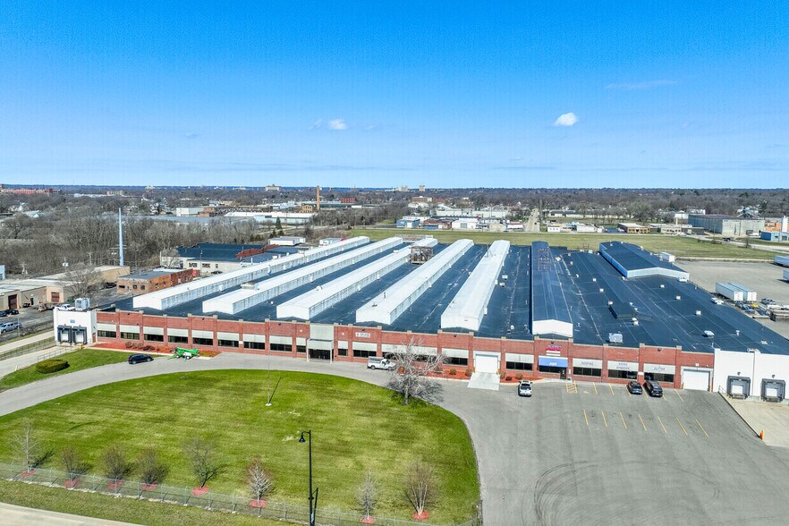 More Photos Of 2020 Harrison Ave, Rockford Warehouse For Lease