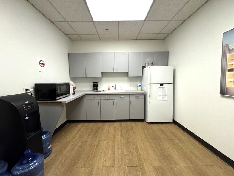 More Photos Of 4 Betty St, Everett Flex For Lease