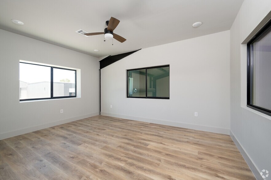 More Photos Of 15210 Fitzhugh Rd, Austin Distribution For Lease