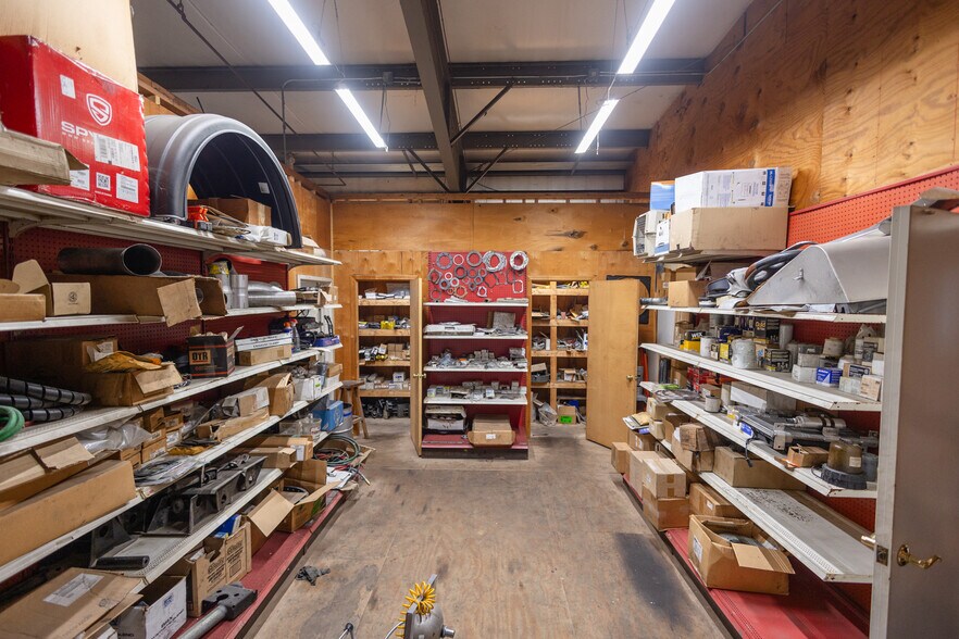 More Photos Of 267 N Graham St, Bowling Green Light Distribution For Sale