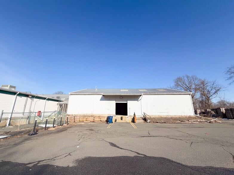 More Photos Of 147 Meriden Rd, Middlefield Garden Center For Sale