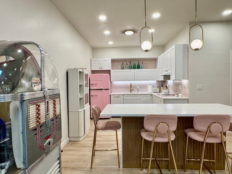 More Photos Of 5400 85th St, Vero Beach Showroom For Sale