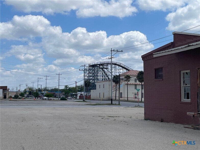 More Photos Of 1308 N Bowie St, Seguin Warehouse For Sale