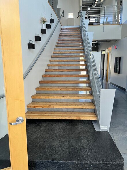 More Photos Of 1437 W Auto Dr, Tempe Showroom For Lease