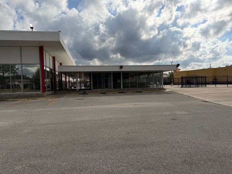 More Photos Of 8301 Beechnut St, Houston Freestanding For Lease