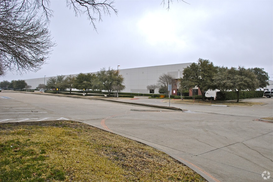 More Photos Of 1700 Summit Ave, Plano Warehouse For Lease