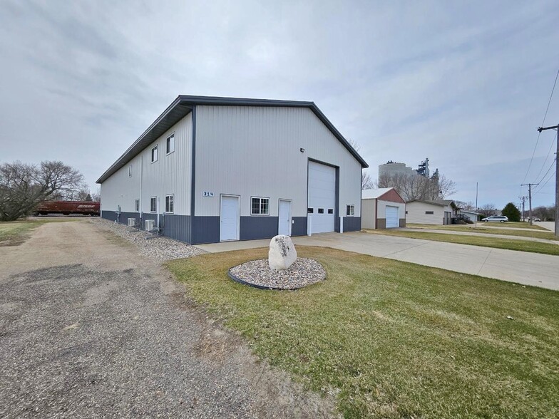 More Photos Of 314 1st St NE, Rugby Light Distribution For Sale