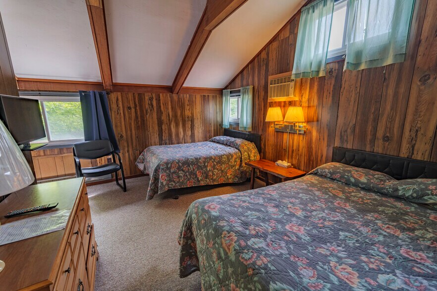 More Photos Of 6 Abroad Rd, West Dover Hotel For Sale