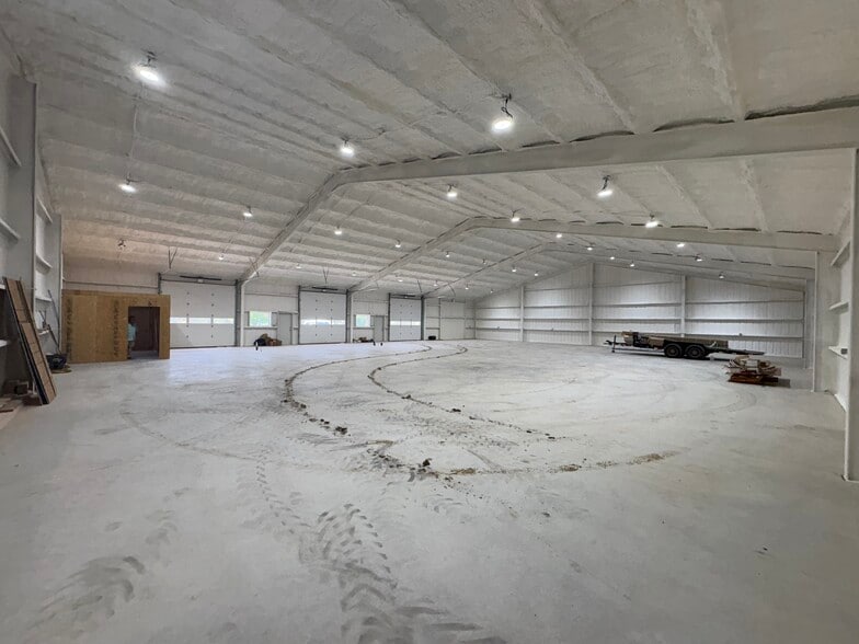 More Photos Of 130 Mission Dr, Sherman Warehouse For Lease