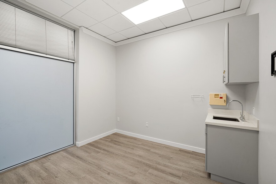 More Photos Of 550 Heights Blvd, Houston Freestanding For Lease