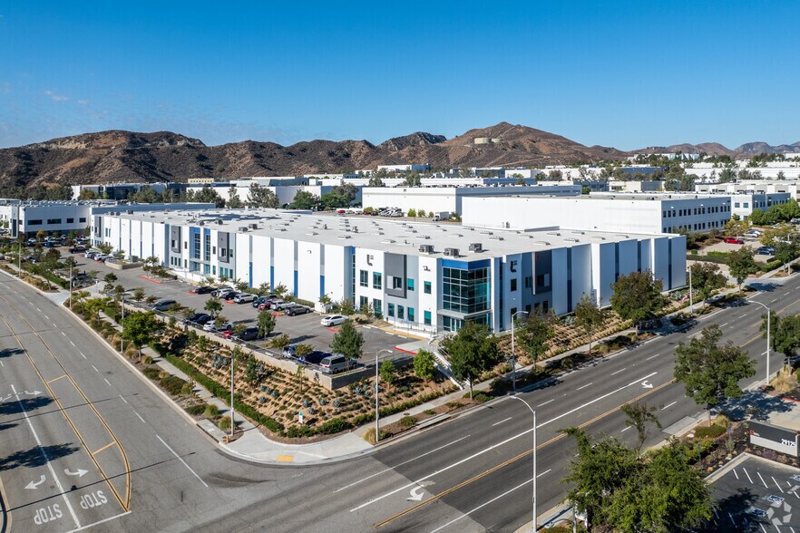 More Photos Of 29025-29055 Avenue Paine, Valencia Warehouse For Lease
