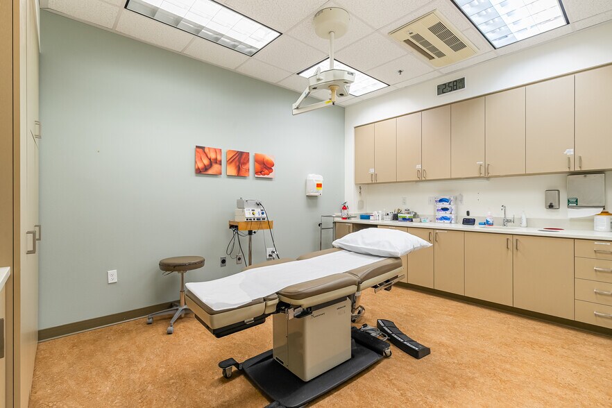 More Photos Of 905 Squalicum Way, Bellingham Flex For Sale