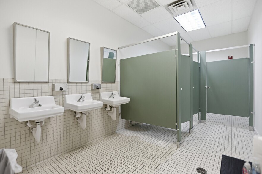 More Photos Of 678 Andover St, Lawrence Light Manufacturing For Lease