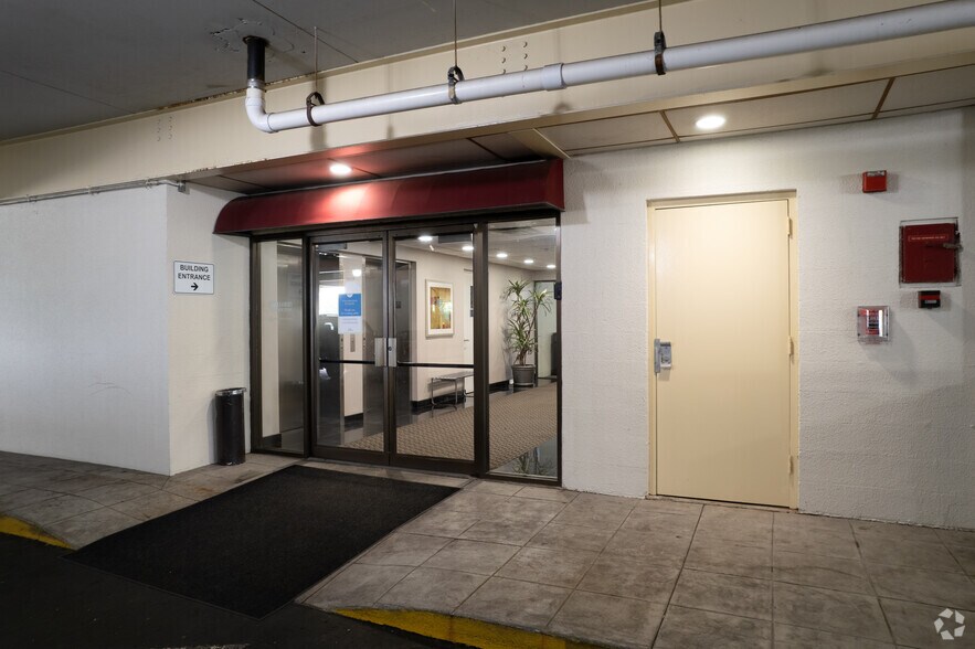 More Photos Of 510 Thornall St, Edison Office For Lease