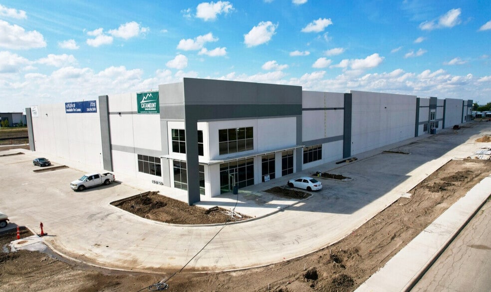 More Photos Of 5390 Freeport Rd, Von Ormy Manufacturing For Lease