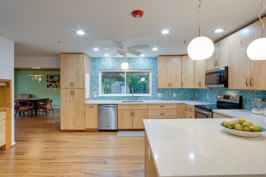 More Photos Of 921 NW 9th St, Grand Prairie Assisted Living For Sale