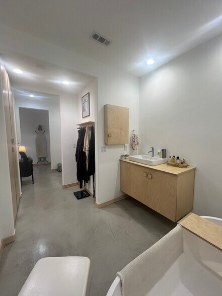 More Photos Of 4437 Telegraph Rd, Los Angeles Warehouse For Sale