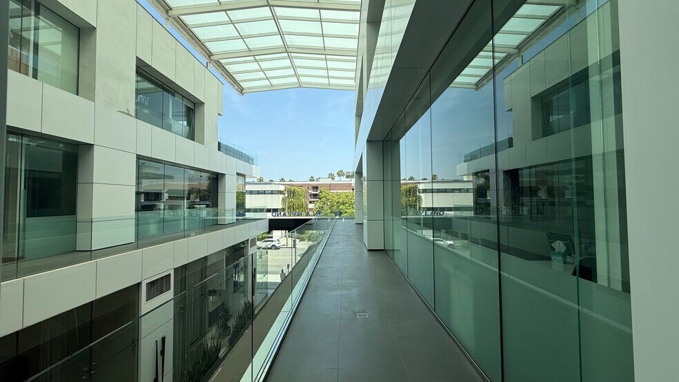 More Photos Of 243 N Canon Dr, Beverly Hills Office For Lease