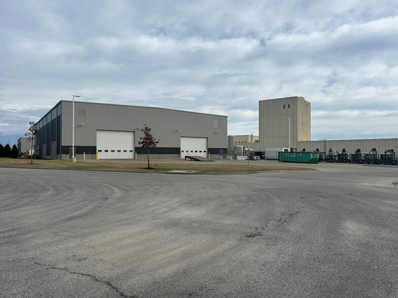 More Photos Of 1161 W Pittman St, Olathe Industrial For Lease