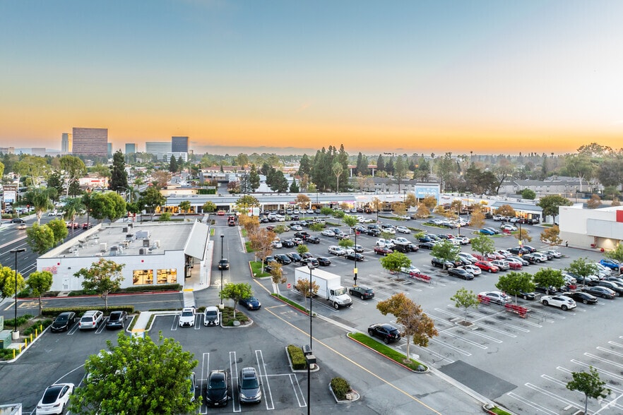 More Photos Of 3370-3400 S Bristol St, Santa Ana Freestanding For Lease