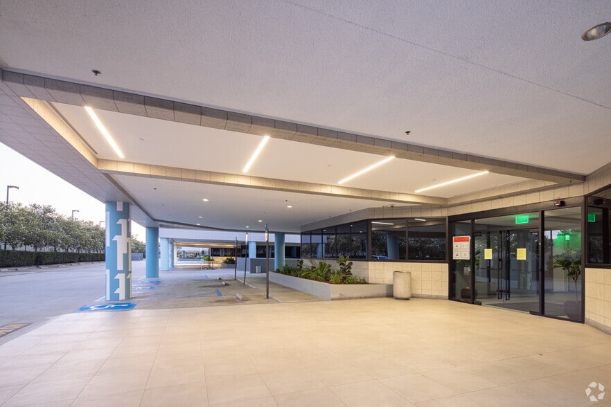 More Photos Of 6345 Balboa Blvd, Encino Unknown For Lease