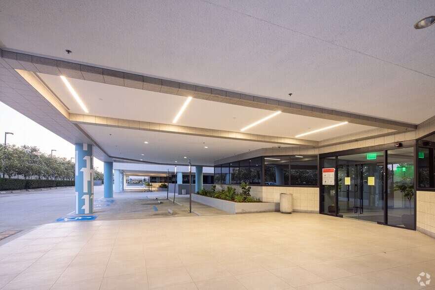 More Photos Of 6345 Balboa Blvd, Encino Unknown For Lease