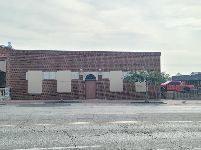 Primary Photo Of 3947 Broadway St, Kansas City Medical For Lease