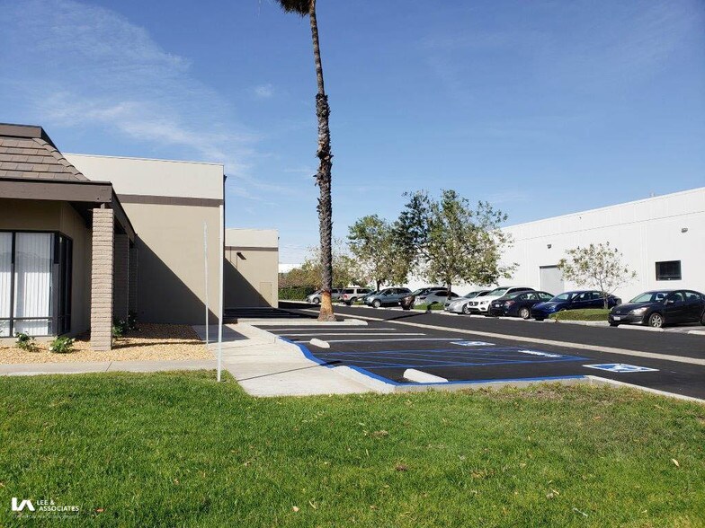 More Photos Of 17221 Daimler St, Irvine Warehouse For Lease