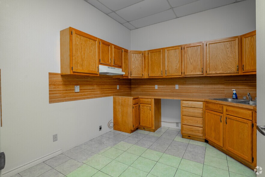 More Photos Of 1400-1460 Sidney Baker St, Kerrville Office For Lease