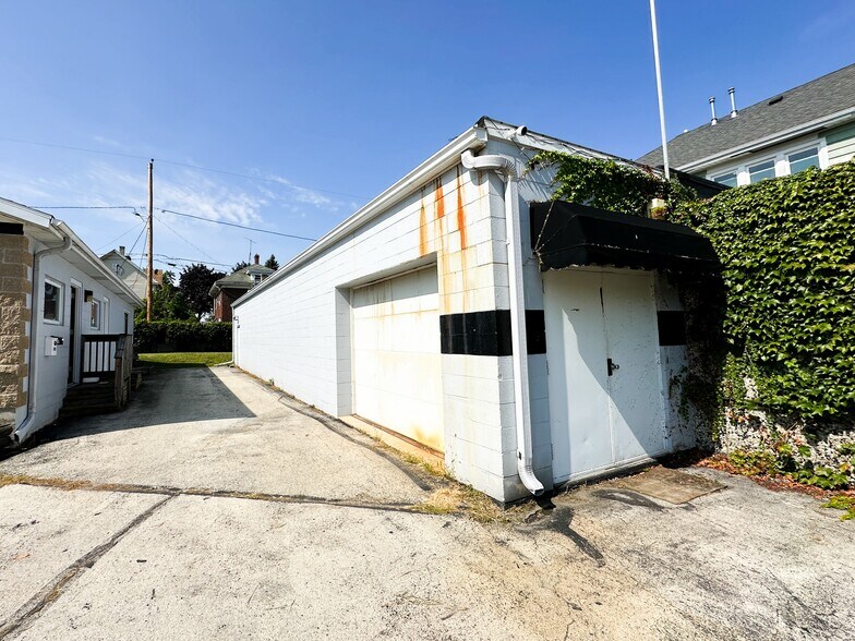 More Photos Of 1318-1324 N Main St, Racine Storefront Retail Office For Sale